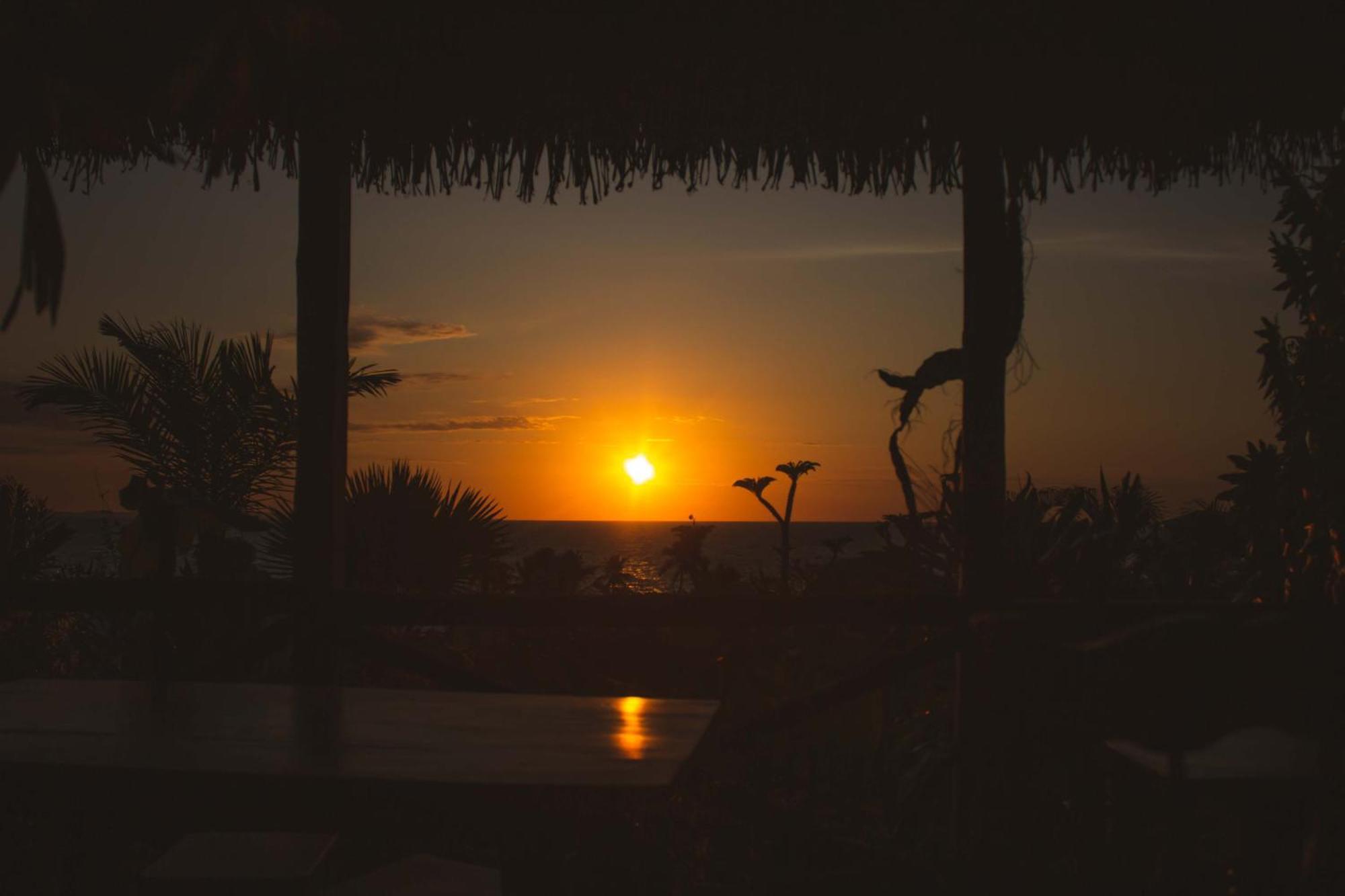Coucher De Soleil Ambatoloaka  Buitenkant foto